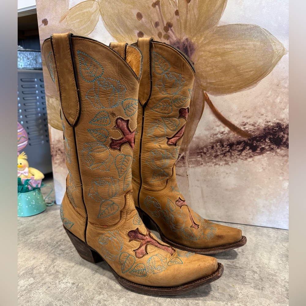 Big Bull Women’s Tan Embroidered Western Cowgirl Boots Size 8.5 US.